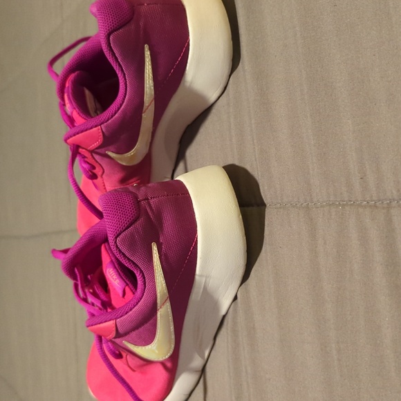 Gently used, adorable tennis shoes. Perfect for a kid. - Picture 3 of 6